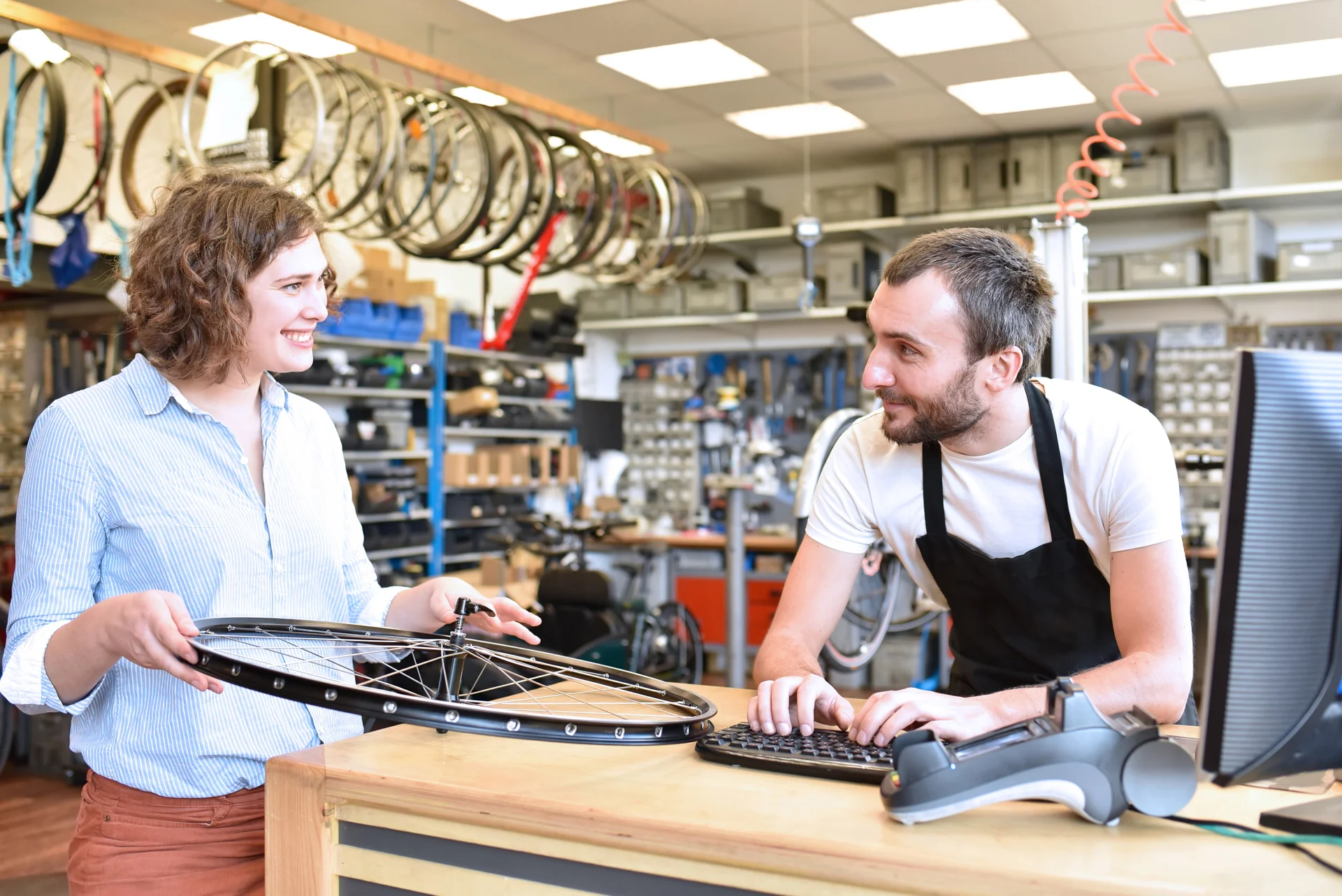 Zwei Geschäftsleute im Gespräch in einem hellen, modernen Büro mit Laptop und Akten – Symbolbild für den digitalen Handel.